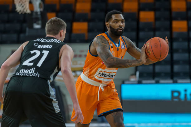 西稳健的防 西稳健的防